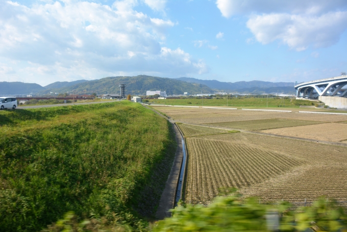 鉄道乗車記録の写真:車窓・風景(11)        「低い山があの豊臣秀吉と明智光秀が戦ったところにある天王山です。」