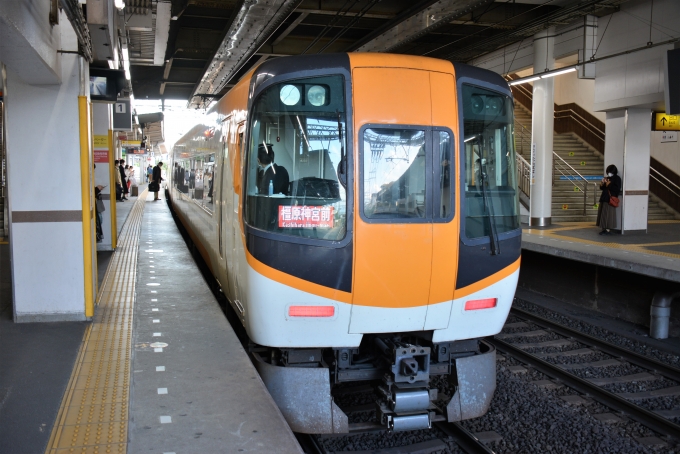 鉄道乗車記録の写真:列車・車両の様子(未乗車)(3)        「特急も停車する駅です。
近鉄特急は京阪の特急と違い全車有料の座席指定券が必要です。」