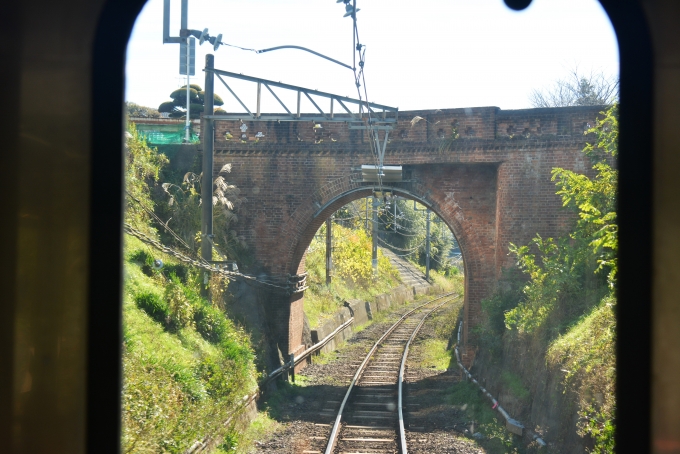 鉄道乗車記録の写真:車窓・風景(14)        「煉瓦造りのアーチ橋（半トンネル）を見つけました。」