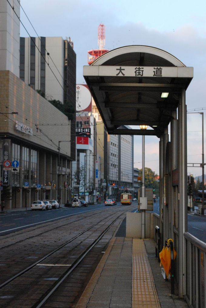 鉄道乗車記録の写真:駅舎・駅施設、様子(2)        「前夜の雨で忘れられた傘が」