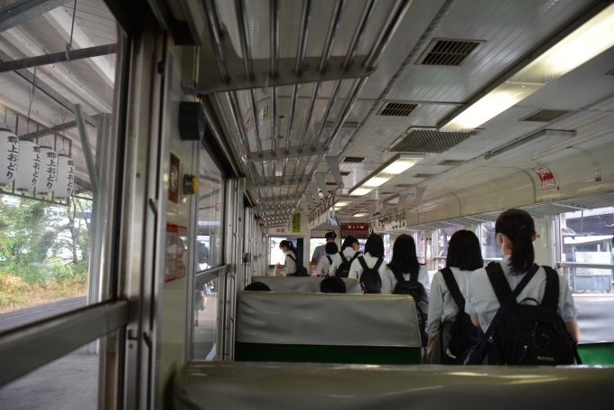 鉄道乗車記録の写真:車内設備、様子(26)        「沢山の通学生降りて行きました。
女子ばかり、女子高？」
