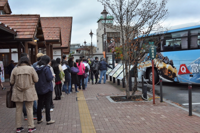 鉄道乗車記録の写真:駅舎・駅施設、様子(3)        「富士山行バスに乗る観光客」