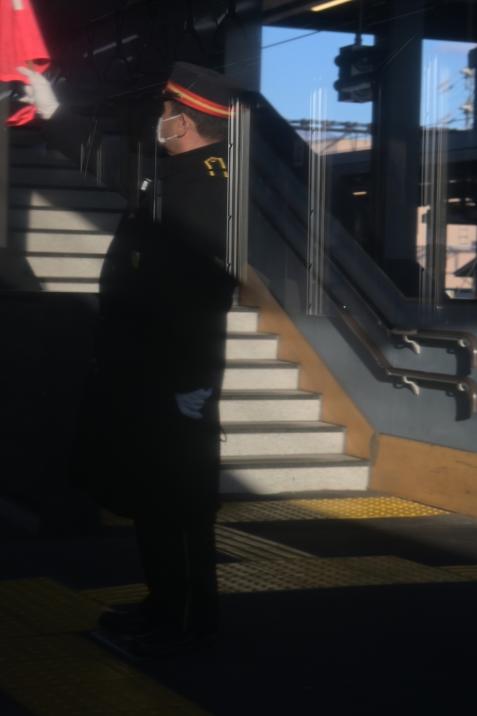 鉄道乗車記録の写真:車窓・風景(4)        「レトロな駅員さんの制服。
駅長さん？」
