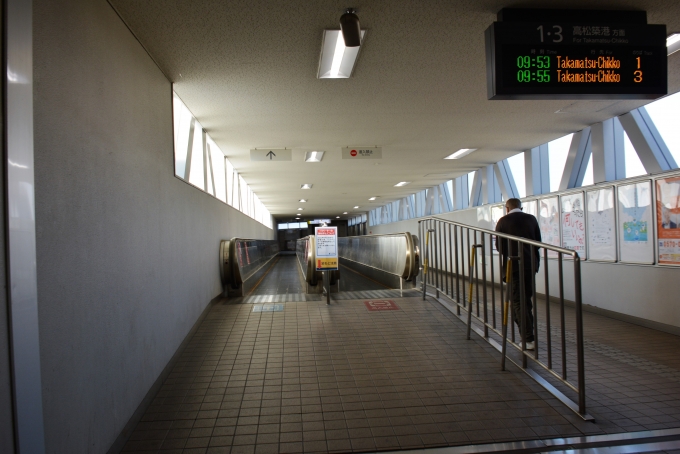 鉄道乗車記録の写真:駅舎・駅施設、様子(19)        「高松築港方面へ乗換」