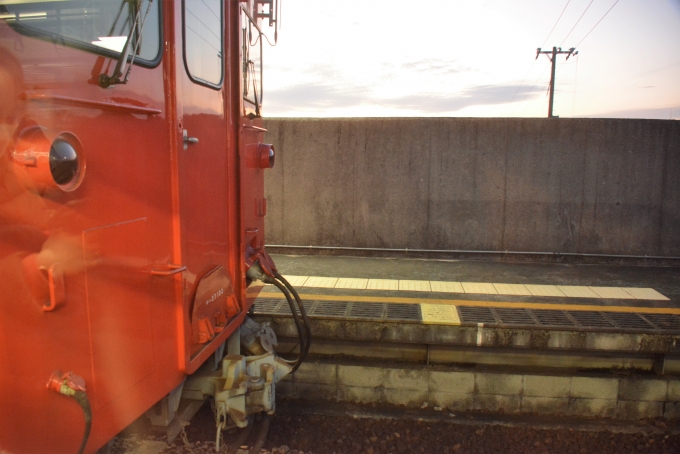 鉄道乗車記録の写真:車窓・風景(12)        「キハ37 103とすれ違いました。」