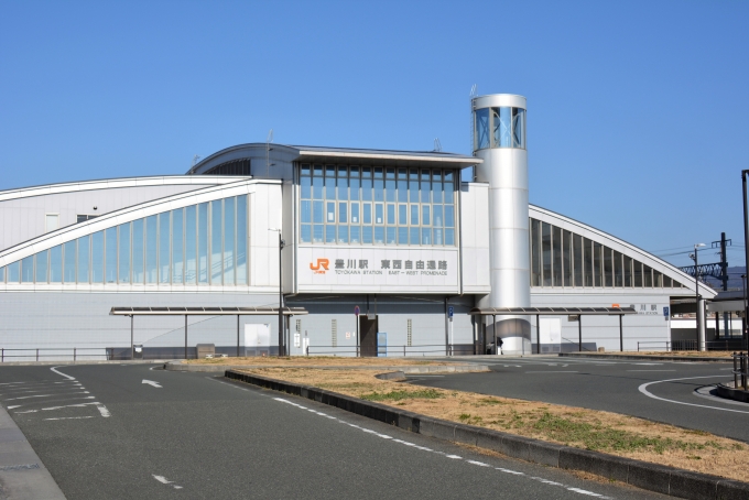 鉄道乗車記録の写真:駅舎・駅施設、様子(6)        「すぐ横にはJR豊川駅」