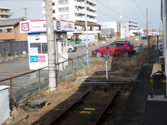 鉄道乗車記録の写真:駅舎・駅施設、様子(4)        「名鉄線のすぐ横に駐車場はありますがここからはぐるっと回って500ｍくらいの距離を歩かないと駅舎に着きません。」