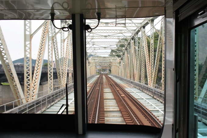 鉄道乗車記録の写真:車窓・風景(11)        「この狭い橋の上を車は対向二車線、電車も対抗二線が走っていたのがうそのようでした。

二度ほどその当時に車で走ったことがありますがやはり電車が横に来ると怖いくらいでした。」