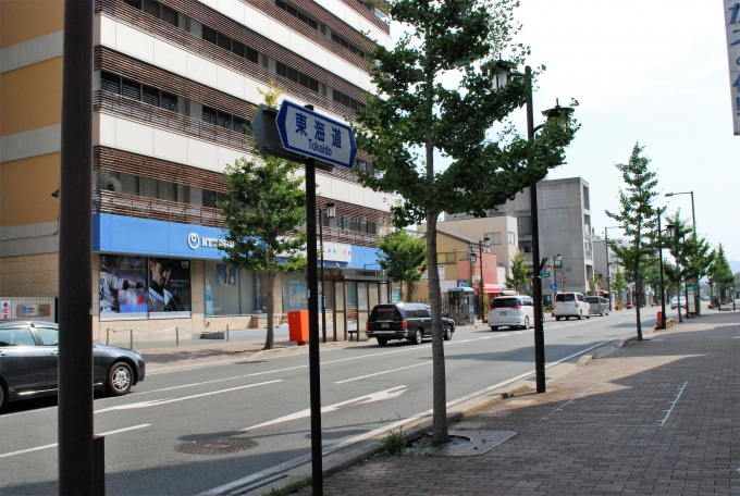 鉄道乗車記録の写真:駅舎・駅施設、様子(8)        「停留所を交差するように旧東海道が通ります。」
