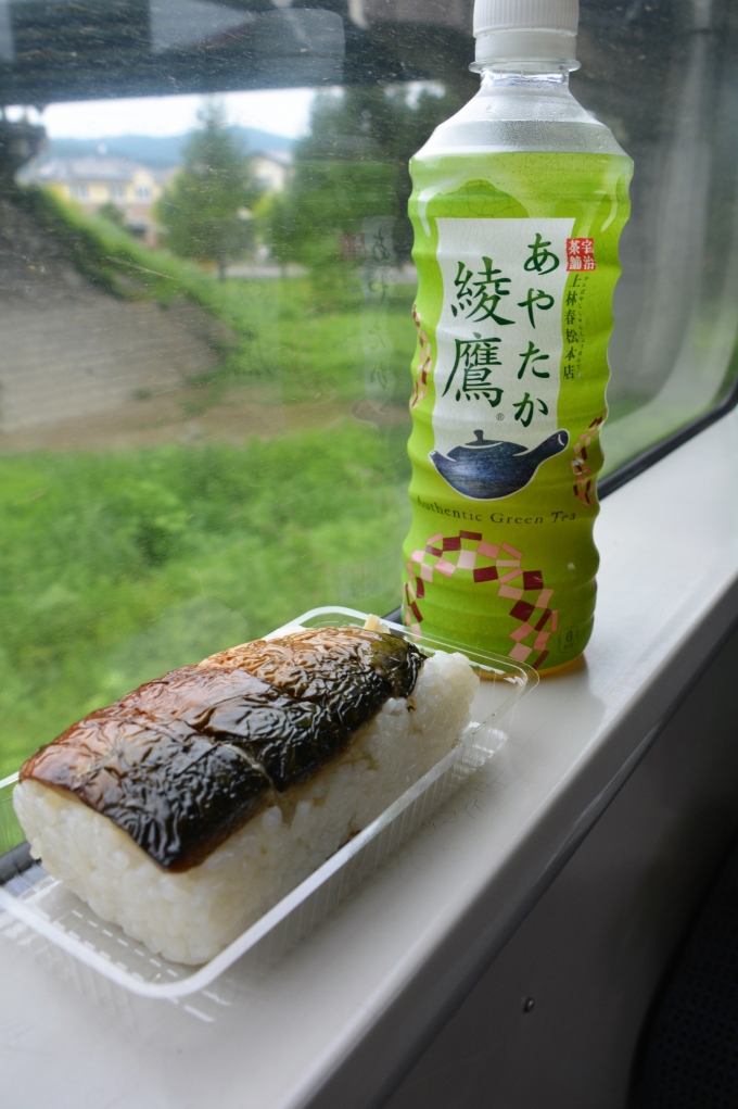 鉄道乗車記録の写真:駅弁・グルメ(11)        「焼鯖寿司を少ない乗客だったので車内でのんびり食べました。」