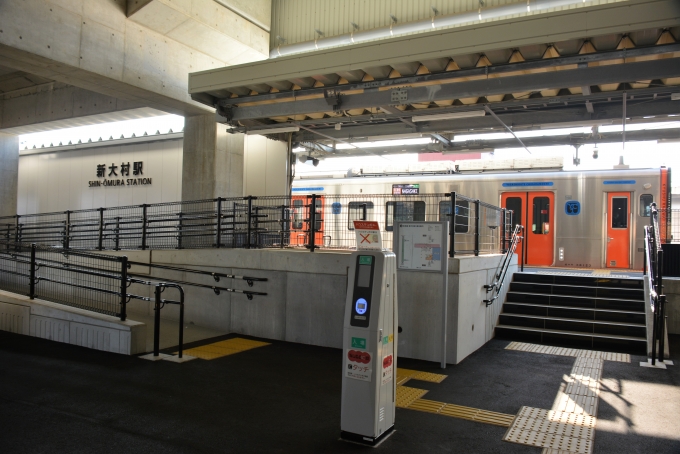 鉄道乗車記録の写真:駅舎・駅施設、様子(14)        「この駅が長崎空港への最寄駅ですがここから空港への路線バスはありません。

おおむらかもめライナーなる空港行の時刻表まである交通手段はありますが事前予約の乗り合いタクシーですのでこれは全く役に立ちませんので注意が必要です。

ここから空港まで駅前ロータリーからタクシーが出ていて約2000円くらいかかります。」