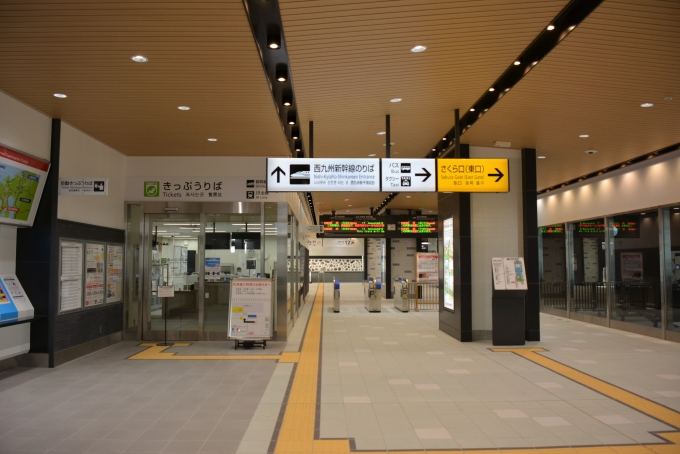 鉄道乗車記録の写真:駅舎・駅施設、様子(15)        「西九州新幹線の改札口です。

この駅が長崎空港への最寄駅ですがここから空港への路線バスはありません。

おおむらかもめライナーなる空港行の時刻表まである交通手段はありますが事前予約の乗り合いタクシーですのでこれは全く役に立ちませんので注意が必要です。

ここから空港まで駅前ロータリーからタクシーが出ていて約2000円くらいかかります。

長崎駅から新幹線に乗って長崎空港に行くことは全くお勧めできません。
長崎駅からは駅前から長崎空港バスに乗るのがベストです。」