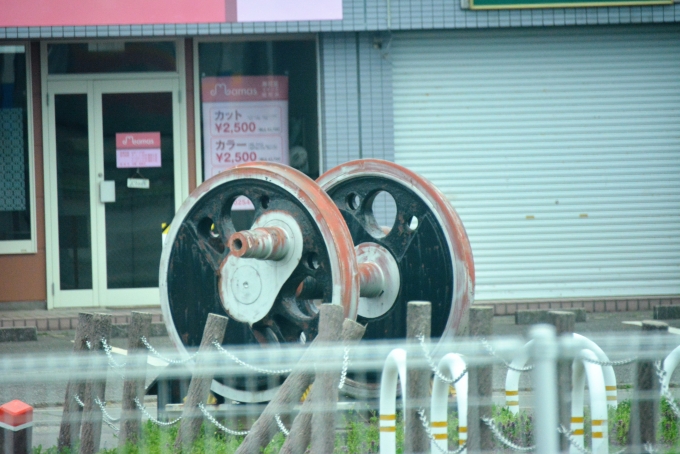 鉄道乗車記録の写真:車窓・風景(15)        「坂町駅前に保存されている蒸気機関車D51の動輪」