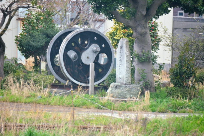 鉄道乗車記録の写真:車窓・風景(18)        「新津機関区の保存蒸気機関車動輪
」