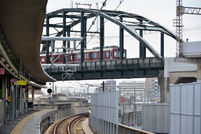 鉄道乗車記録の写真:駅舎・駅施設、様子(8)        「交差する近鉄大阪線」