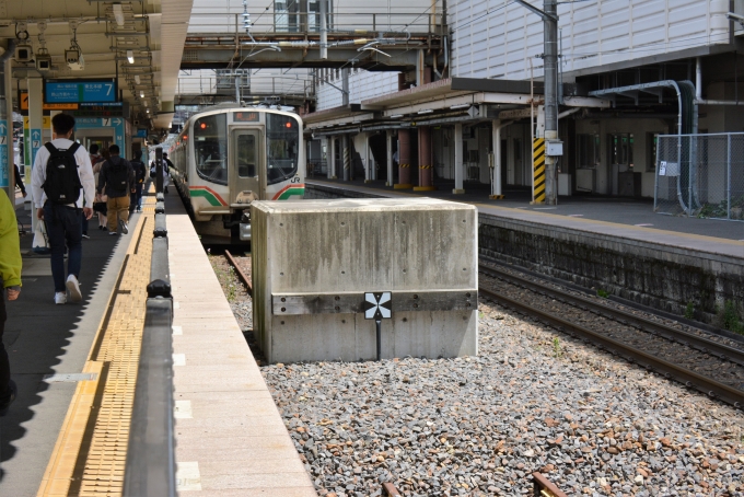 鉄道乗車記録の写真:駅舎・駅施設、様子(16)        「同じ線路上に車止めが設置されています。
因みにこれから先のホームは7番線、手前は6番線です。」