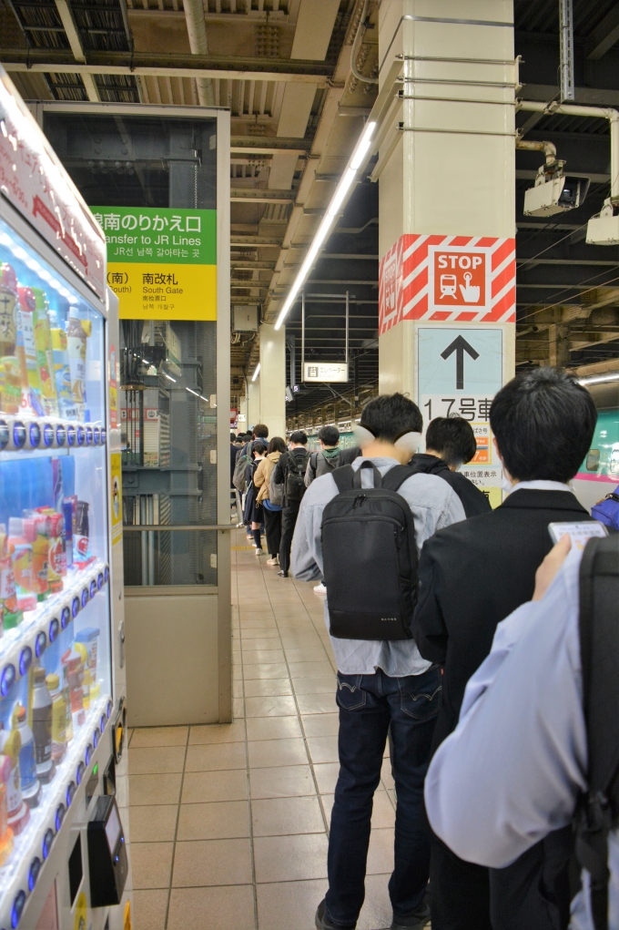 鉄道乗車記録の写真:駅舎・駅施設、様子(9)        「新幹線ですが通勤ラッシュです。」
