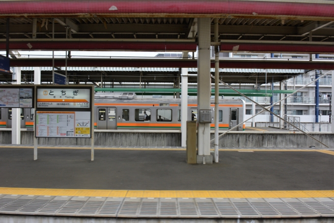 鉄道乗車記録の写真:駅舎・駅施設、様子(18)        「栃木駅到着時点で2分遅れて乗り帰ることができれば乗っていたJR両毛線の列車は発車しました。

でも乗換2分はちょっと無理みたいです。ホームは隣あってすぐ見えますが一旦下りて横移動して今度は登るので距離と高さがあるので少なくともその倍の4分はいるみたいです。」