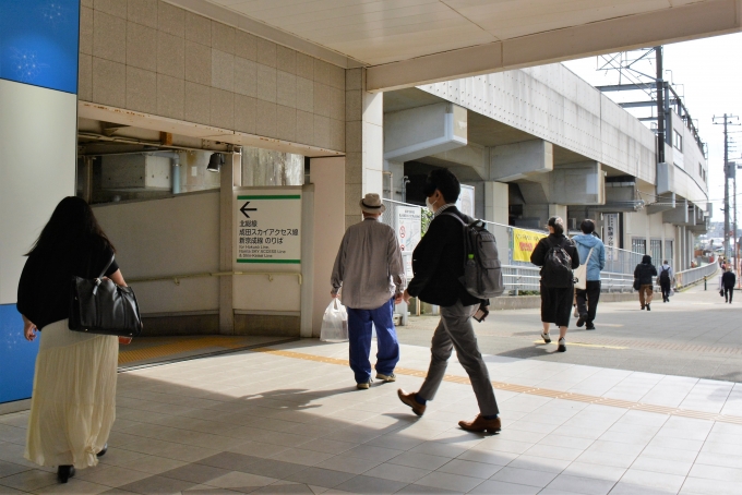 鉄道乗車記録の写真:駅舎・駅施設、様子(1)        「東武アーバンパークライン新鎌ケ谷駅のホームに下りてから成田スカイアクセス線新鎌ケ谷駅ホームまでほぼ手ぶらの急ぎ足で4分かかりましたので乗継時間はご注意。
大きなトランクや混雑状況ではその倍くらいは余裕で欲しいでしょう。」