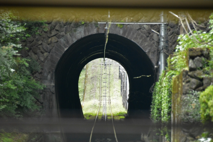 鉄道乗車記録の写真:車窓・風景(10)        「トンネル向こうの登りの坂はまるで壁のようでした。」