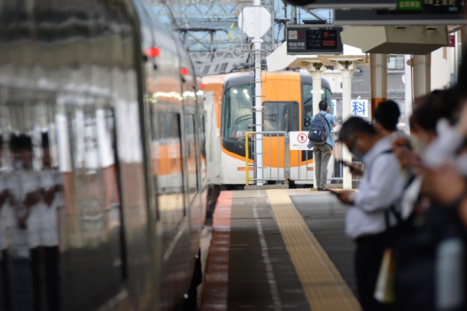 鉄道乗車記録の写真:列車・車両の様子(未乗車)(11)        「大和八木に後続の京都行特急入線」