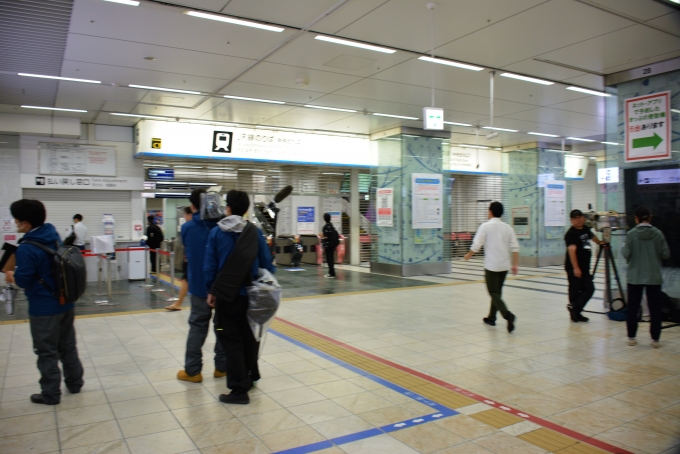 鉄道乗車記録の写真:駅舎・駅施設、様子(3)        「台風6号北上中でJRの現状取材中の報道陣」