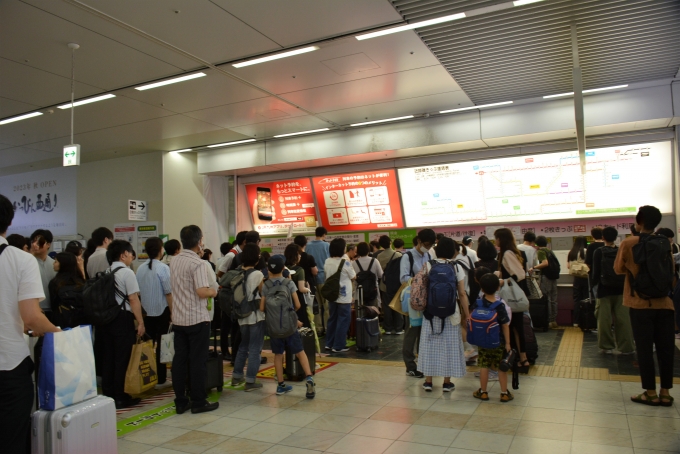 鉄道乗車記録の写真:駅舎・駅施設、様子(10)        「夏休みと盆休みの連休前に来た台風の影響もあり博多駅は大混雑でした。」