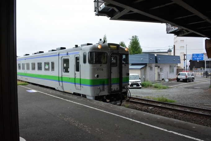 鉄道乗車記録の写真:乗車した列車(外観)(7)        「根室本線滝川行到着
富良野で9分間の停車」