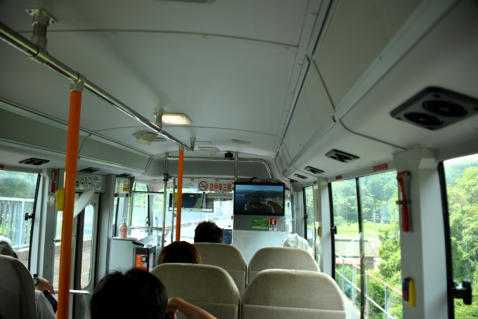 鉄道乗車記録の写真:車内設備、様子(16)        「レールモードからバスモードへ再び変身中です。」