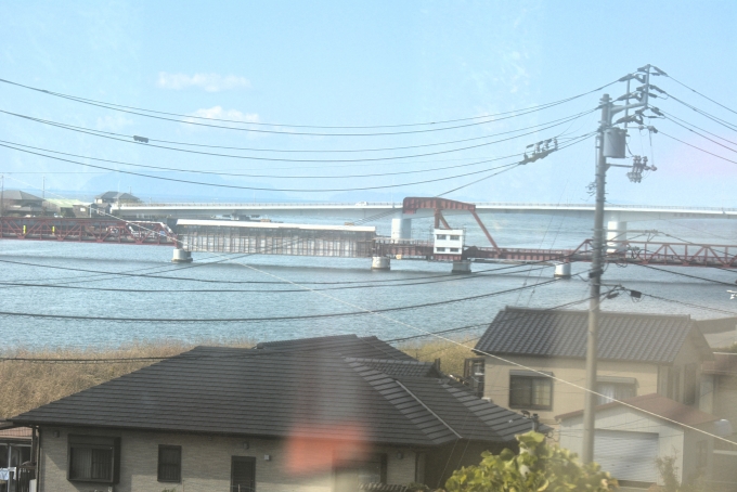 鉄道乗車記録の写真:車窓・風景(15)        「肱川嵐で有名な肱川の河口に架かる可動橋の重文長浜大橋は現在一部を修復工事中でした。」