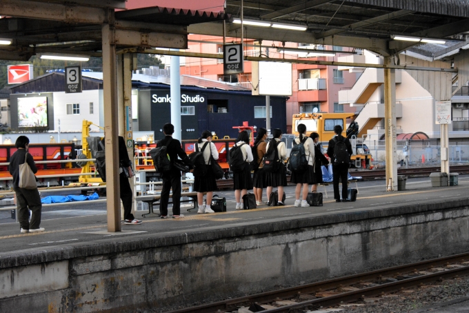 鉄道乗車記録の写真:駅舎・駅施設、様子(10)        「ローカル線はどの路線も高校生にとって貴重な通学用の足です。」