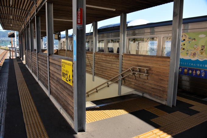 鉄道乗車記録の写真:駅舎・駅施設、様子(9)        「この路線は津波発生のことを考えて全ての駅舎のホームに海抜何メートルとの看板があります。」