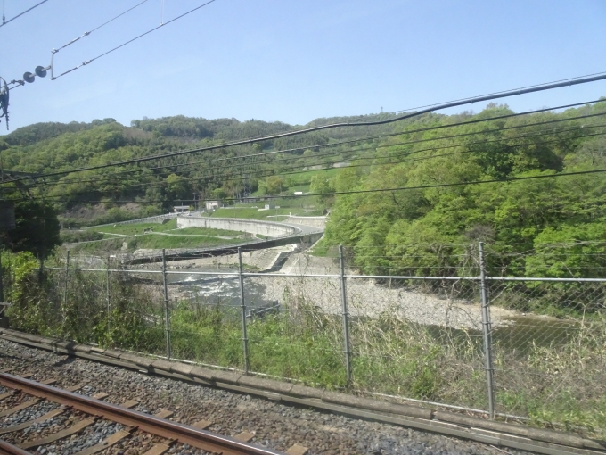 鉄道乗車記録の写真:車窓・風景(14)        「大阪平野から奈良盆地への元峡谷で亀の瀬とも呼ばれる地滑り整備地区」