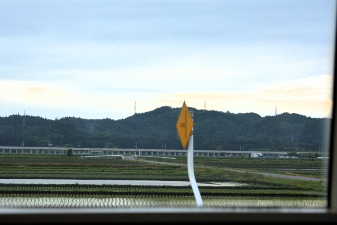 鉄道乗車記録の写真:車窓・風景(25)        「田園の向こうに並行して走る北海道新幹線の高架」