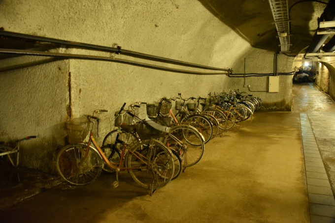 鉄道乗車記録の写真:駅舎・駅施設、様子(24)        「作業員が今でも坑道内で使っている自転車の置場」