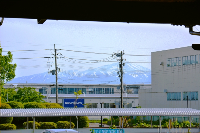 鉄道乗車記録の写真:駅舎・駅施設、様子(5)        「駅から鳥海山」