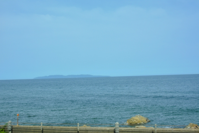 鉄道乗車記録の写真:車窓・風景(18)        「日本海の向こうに粟島」