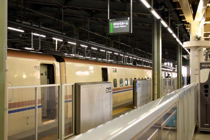 鉄道乗車記録の写真:駅舎・駅施設、様子(23)        「特急到着ホームのすぐ隣が上越新幹線のホーム」