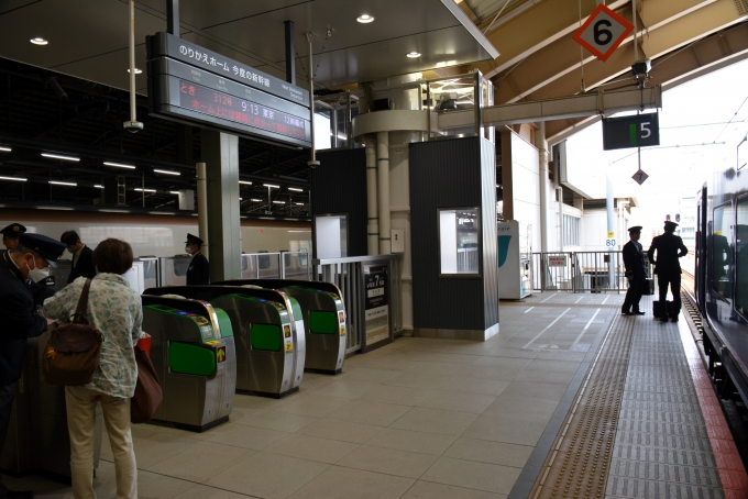 鉄道乗車記録の写真:駅舎・駅施設、様子(24)        「在来線特急到着ホームから直接上越新幹線ホームへの乗換口。
切符を持っててこのホームの新幹線に乗り継ぐのであればとても便利。

この新幹線列車の途中停車駅は大宮とその次は終点東京でした。」