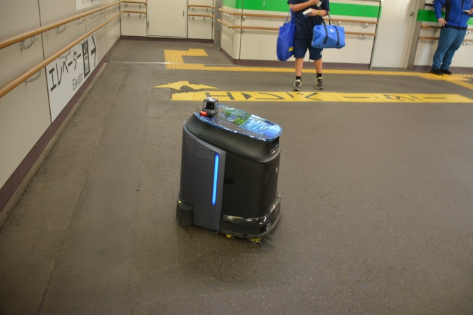 鉄道乗車記録の写真:駅舎・駅施設、様子(8)        「掃除ロボット清掃中」