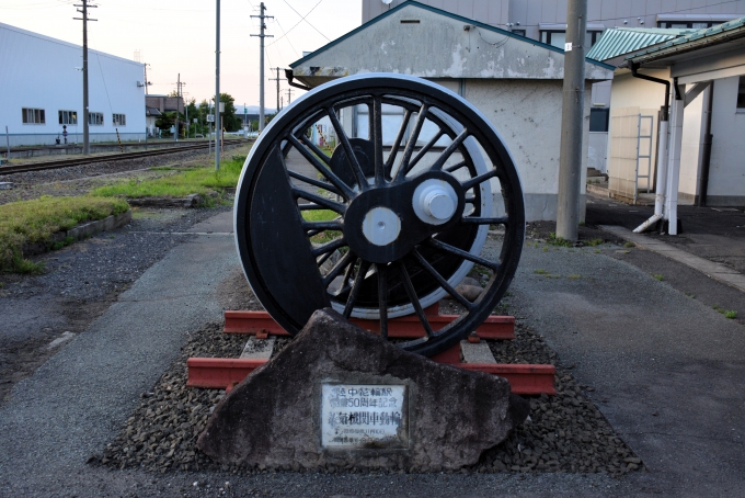 鉄道乗車記録の写真:駅舎・駅施設、様子(16)        「駅港内保存のSLのスポーク動輪」