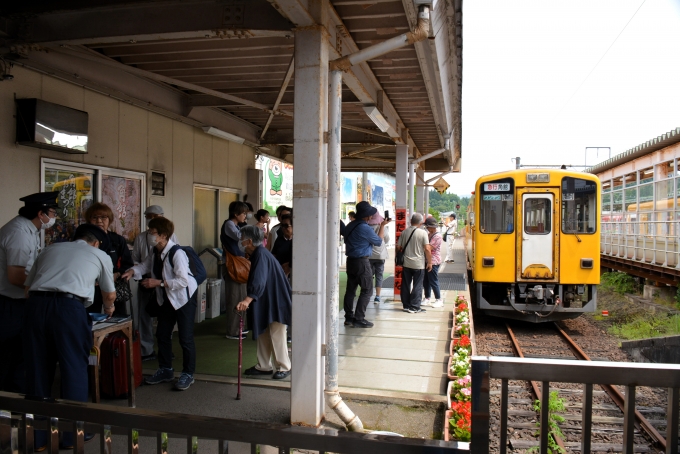 鉄道乗車記録の写真:駅舎・駅施設、様子(14)        「途中から乗ってきた台湾人観光客の団体が殆どになりました。」