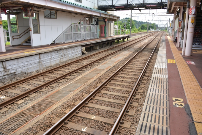 鉄道乗車記録の写真:駅舎・駅施設、様子(9)        「JRなのに標準軌の線路。
新幹線規格」