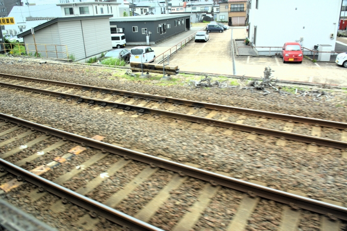 鉄道乗車記録の写真:車窓・風景(22)        「大曲の直前、並んでいる標準軌と狭軌の線路」