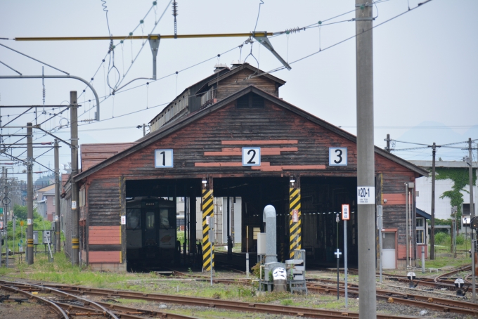 鉄道乗車記録の写真:駅舎・駅施設、様子(13)        「煉瓦造りの車庫が現役で使われていました。」