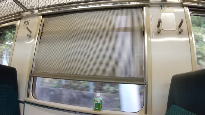 鉄道乗車記録の写真:車内設備、様子(1)        「窓枠はﾍﾟｯﾄﾎﾞﾄﾙがｷﾞﾘｷﾞﾘのる程度の面積があります」