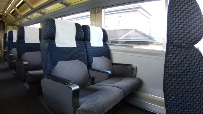 鉄道乗車記録の写真:車内設備、様子(5)        「座席はﾌｶﾌｶ＼⁠(⁠^⁠o⁠^⁠)⁠／」