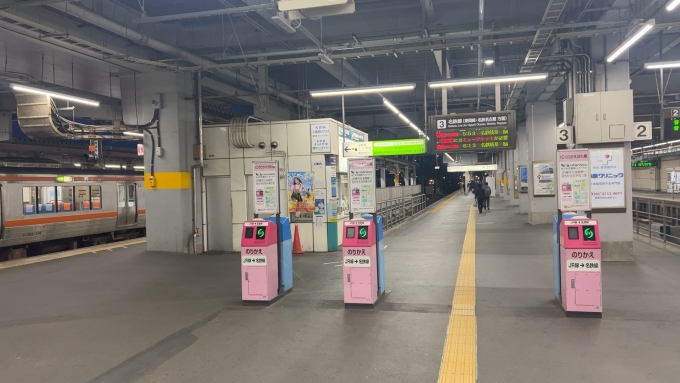 鉄道乗車記録の写真:駅舎・駅施設、様子(2)        「豊橋駅の名鉄ホームは、JRの東海道線と飯田線に挟まれています。」