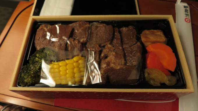 鉄道乗車記録の写真:駅弁・グルメ(1)     「新神戸で買った「神戸のステーキ弁当」
乗車時間短かったので急いで食べた。美味しかった。

テーブルの雰囲気からも分かる車内の木の温もり感は、ほとんど乗ったことないJR九州のイメージ。」