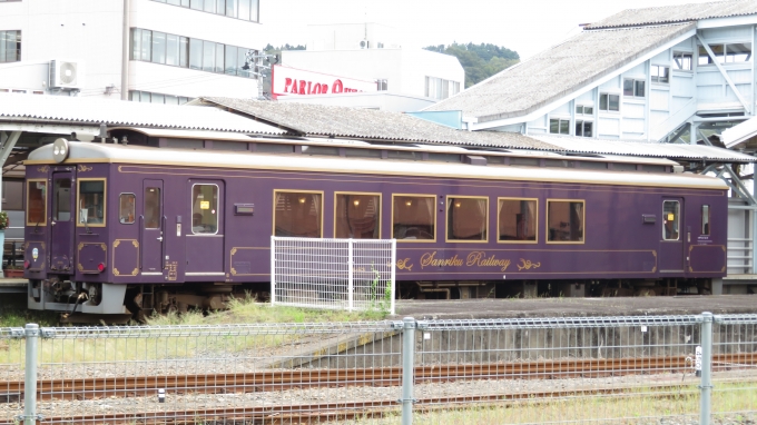鉄道乗車記録の写真:乗車した列車(外観)(2)        「おしゃれな内装だった。」
